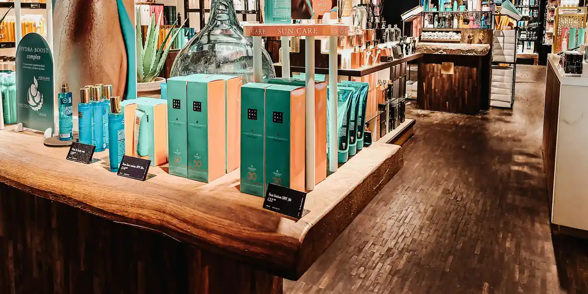 Expositor de productos de cosmética en el interior de una tienda de belleza