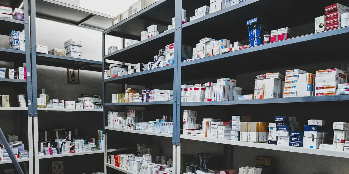 Estanterías del almacén de una farmacia con cajas de medicamentos ordenadas