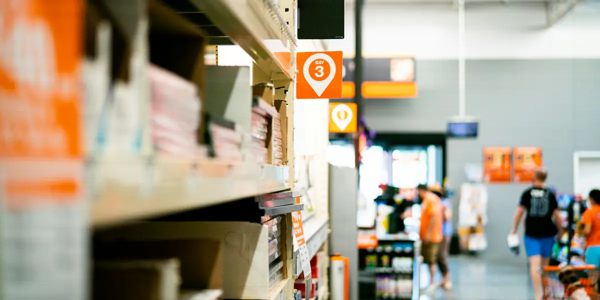 Lineales de supermercado vistos desde arriba con producto de gran consumo